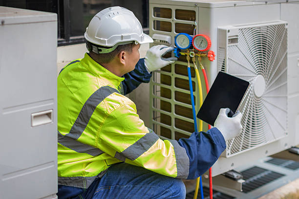 Professional Hvac technician working in Edinburg, VA